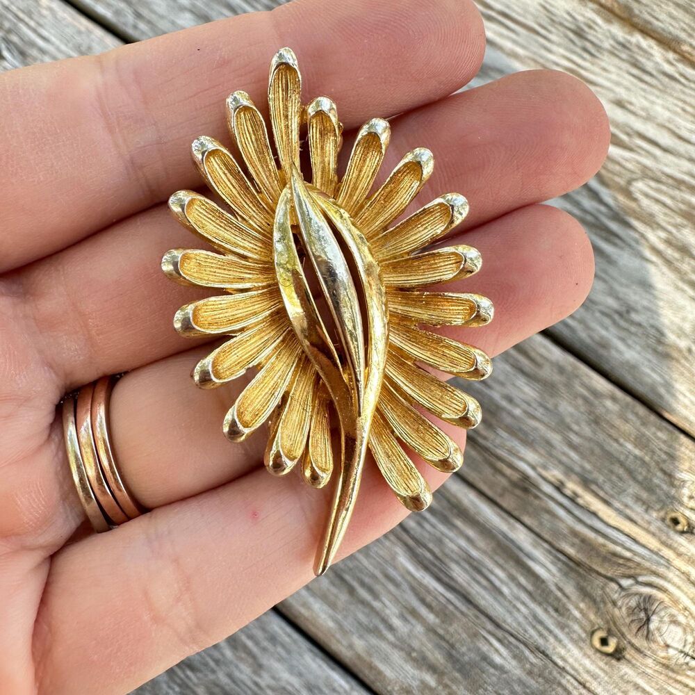 Vintage Modernist Flower Pin Gold Tone, Whimsical Gold Brooch Leaves Flower, Est